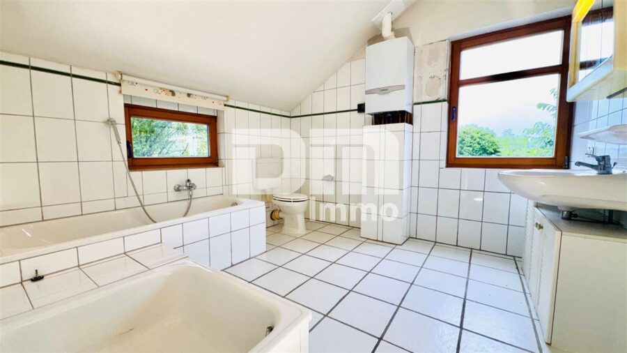 (R)eserviert!Schönes modern geschnittenes Einfamilienhaus mit Garage und großem Grundstück - OG / DG Badezimmer Wanne / Dusche